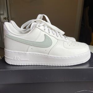 WMNS NIKE AIR FORCE 1 ‘07 SIZE 8